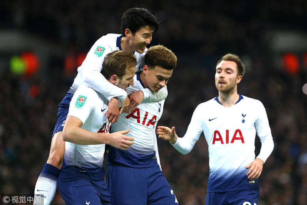 ayx包含上海海港训练开放日，今晨调整名单引欢呼，欧联在即，年轻球员得到机会的词条